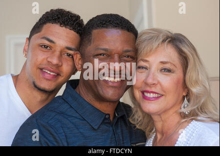 Gemischte ethnische Familienglück mit lächelnden Gesichtern gestellt. Stockfoto