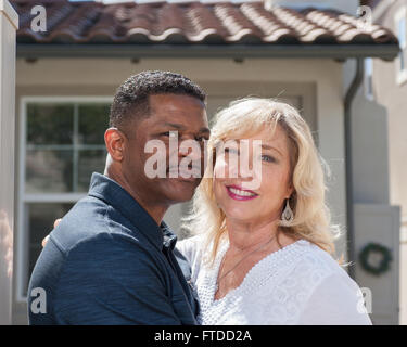 Gemischte ethnische Brautpaar posierte in Hinterhof. Stockfoto