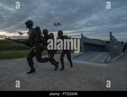 150605-N-QY759-473 UTAH BEACH, Frankreich (5. Juni 2015) The Higgins Boot Denkmal erinnert an die Landungsboote Fahrzeug Personal, auch bekannt als "Higgins Boote," ihre Besatzungen und Boot-Designer Andrew Jackson Higgins. Das Denkmal wurde 6. Juni 2015 nach fast einem Jahr der Geldbeschaffung durch die Stadt Columbus, Nebraska gewidmet. Columbus ist die Heimatstadt von Higgins, wer entwarf die Landungsboote und dessen Firma 20.000 Wasserfahrzeuge für das US-Militär während des zweiten Weltkrieges gebaut. 1.089 dienten am d-Day und waren ausschlaggebend für die Truppen an Land zu bekommen. (Foto: U.S. Navy Mass Communication Specialist 1. Cl Stockfoto