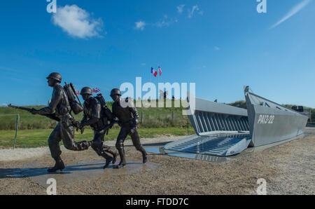 150606-N-QY759-014 UTAH BEACH, Frankreich (6. Juni 2015) The Higgins Boot Denkmal erinnert an die Landungsboote Fahrzeug Personal, auch bekannt als "Higgins Boote," ihre Besatzungen und Boot-Designer Andrew Jackson Higgins. Das Denkmal wurde 6. Juni 2015 nach fast einem Jahr der Geldbeschaffung durch die Stadt Columbus, Nebraska gewidmet. Columbus ist die Heimatstadt von Higgins, wer entwarf die Landungsboote und dessen Firma 20.000 Wasserfahrzeuge für das US-Militär während des zweiten Weltkrieges gebaut. 1.089 dienten am d-Day und waren ausschlaggebend für die Truppen an Land zu bekommen. (Foto: U.S. Navy Mass Communication Specialist 1. Cl Stockfoto