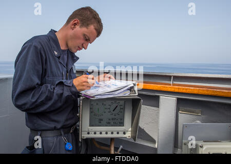 150608-N-XB010-090 Mittelmeer (8. Juni 2015) Quartiermeister 3. Klasse John Gillies, aus Liverpool, New York, entwirft Dokumentationszwecken an Bord USS Laboon (DDG-58) 8. Juni 2015. Laboon, ein Zerstörer der Arleigh-Burke-Klasse-geführte Flugkörper in Norfolk, Gridley führt Marinebetriebe in den USA 6. Flotte Bereich der Maßnahmen zur Erhöhung der Sicherheit der Vereinigten Staaten in Europa interessiert. (Foto: U.S. Navy Mass Communication Specialist 3. Klasse Desmond Parks) Stockfoto