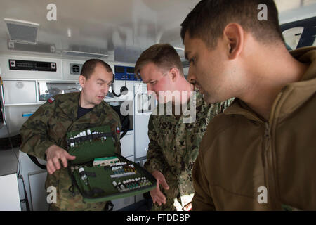 150609-N-AZ513-291 USTKA, Polen (9. Juni 2015) polnischeArmee Pvt. Pawel Byrski (links), Bereich von Ustka Training zugewiesen zeigt die Fähigkeiten des Krankenwagens im Camp Gorsko, Hospital Corpsman 3. Klasse Jay Cherluck (Mitte) und Hospital Corpsman 1. Klasse Jorge Castilleja, der US-Marine Environmental präventive Medizin Unit Seven während Übung Baltic Operations (BALTOPS) 2015 zugewiesen. BALTOPS ist eine jährliche multinationalen Übung zur Verbesserung der Flexibilität und Interoperabilität sowie demonstrieren Entschlossenheit unter Verbündete und Partner zwingt, um die Baltische Region zu verteidigen. (IN DEN USA Stockfoto