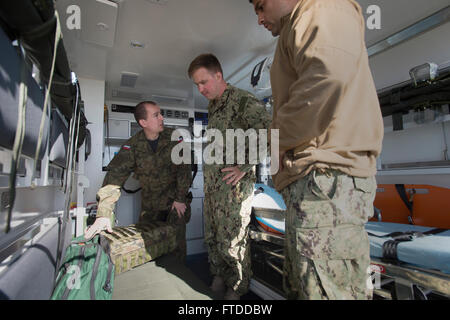 150609-N-AZ513-271 USTKA, Polen (9. Juni 2015) polnischeArmee Pvt. Pawel Byrski (links), Bereich von Ustka Training zugewiesen zeigt die Fähigkeiten des Krankenwagens im Camp Gorsko, Hospital Corpsman 3. Klasse Jay Cherluck (Mitte) und Hospital Corpsman 1. Klasse Jorge Castilleja, der US-Marine Environmental präventive Medizin Unit Seven während Übung Baltic Operations (BALTOPS) 2015 zugewiesen. BALTOPS ist eine jährliche multinationalen Übung zur Verbesserung der Flexibilität und Interoperabilität sowie demonstrieren Entschlossenheit unter Verbündete und Partner zwingt, um die Baltische Region zu verteidigen. (IN DEN USA Stockfoto