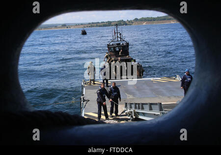 150609-M-OM669-100 Ostsee (9. Juni 2015) britische Royal Navy Landing Craft Vehicle Personal darauf vorbereiten, die HMS Ocean (L12) finnischen Marines aus der Nyland-Brigade abholen und US Army fahren 173d Airborne Brigade in der Ostsee während BALTOPS 2015, Juni 9. BALTOPS ist eine jährlich wiederkehrende multinationalen Übung entwickelt, um Flexibilität und Interoperabilität zu verbessern, sowie der Alliierten beheben und Partner zwingt, um die Baltische Region zu verteidigen. (Offizielle U.S. Marine Corps Foto von 1st Lt. Sarah E. Burns/freigegeben) Stockfoto