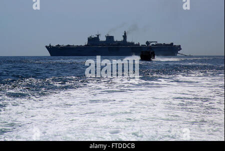 150609-M-OM669-101 Ostsee (9. Juni 2015) A British Royal Navy Landing Craft Vehicle Personal fährt die HMS Ocean (L12) zu holen finnischen Marines aus der Nyland-Brigade und die US-Army Fallschirmjäger von der 173d Airborne Brigade 9 Juni in der Ostsee während BALTOPS 2015. BALTOPS ist eine jährlich wiederkehrende multinationalen Übung entwickelt, um Flexibilität und Interoperabilität zu verbessern, sowie der Alliierten beheben und Partner zwingt, um die Baltische Region zu verteidigen. (Offizielle U.S. Marine Corps Foto von 1st Lt. Sarah E. Burns/freigegeben) Stockfoto