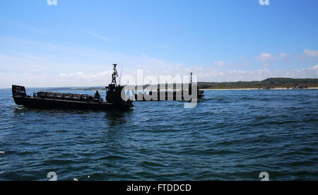 150609-M-OM669-102 Ostsee (9. Juni 2015) A British Royal Navy Landing Craft Vehicle Personal fährt die HMS Ocean (L12) zu holen finnischen Marines aus der Nyland-Brigade und die US-Army Fallschirmjäger von der 173d Airborne Brigade 9 Juni in der Ostsee während BALTOPS 2015. BALTOPS ist eine jährlich wiederkehrende multinationalen Übung entwickelt, um Flexibilität und Interoperabilität zu verbessern, sowie der Alliierten beheben und Partner zwingt, um die Baltische Region zu verteidigen. (Offizielle U.S. Marine Corps Foto von 1st Lt. Sarah E. Burns/freigegeben) Stockfoto