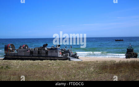 150609-M-OM669-105 Schweden (9. Juni 2015) Marines aus der finnischen Nyland Brigade, US Army Fallschirmjäger aus 173d Airborne Brigade, US-Marines und US Navy Matrosen führen Ship to Shore Bewegungen mit US Navy Landing Craft Luftkissen und Großbritannien Royal Navy Landing Craft Vehicle Personnels in Ravlunda, Schweden, Juni 9. 2015 für BALTOPS 2015. BALTOPS ist eine jährlich wiederkehrende multinationalen Übung entwickelt, um Flexibilität und Interoperabilität zu verbessern, sowie der Alliierten beheben und Partner zwingt, um die Baltische Region zu verteidigen. (Offizielle U.S. Marine Corps Foto von 1 s Stockfoto