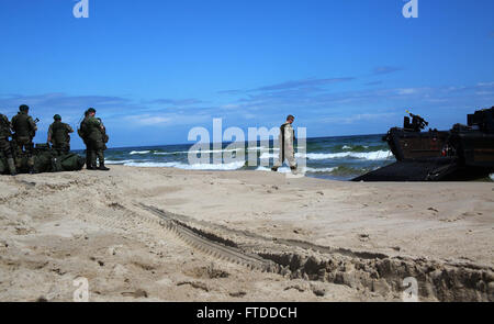 150609-M-OM669-107 Schweden (9. Juni 2015) leitet eine Farbe Sergeant bei der britischen Royal Navy ein Royal Navy Landing Craft Fahrzeug Personal ans Ufer zu holen finnischen Marines mit Nyland Brigade auf die HMS Ocean (L12) für BALTOPS 2015 beginnen. 22 Mitglieder der finnischen Küste Rakete platoon, 16 US-Marines mit Schwarzmeer Drehkraft und 70 US-Soldaten der 173d Airborne Brigade kamen an Bord der HMS Ocean aus Ravlunda, Schweden über Landing Craft Vehicle Personal, Juni 9.  (Offizielle U.S. Marine Corps Foto von 1st Lt. Sarah E. Burns/freigegeben) Stockfoto