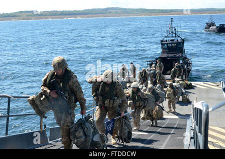 150609-A-IK750-005 RAVLUNDA SKJUTFALT, Schweden (9. Juni 2015) - US-Army Fallschirmjäger aus der 173rd Airborne Brigade kommen Sie an Bord der britischen Royal Navy amphibische Helicopter Carrier HMS Ocean (L12) zu Beginn der Übung Baltic Operations (BALTOPS) 2015 vor der schwedischen Küste 9. Juni 2015. BALTOPS ist eine jährlich wiederkehrende multinationalen Übung entwickelt, um Flexibilität und Interoperabilität zu verbessern, sowie der Alliierten beheben und Partner zwingt, um die Baltische Region zu verteidigen. (Foto: U.S. Army Sgt. A.M. LaVey/173rd Abn. BDE. Public Affairs/released) Stockfoto