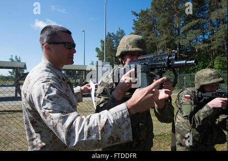 150611-N-AZ513-024 USTKA, Polen (11. Juni 2015) US Marine Sgt. Brett Sayre, zugewiesen, Flotte Anti-Terrorism Security Team Europe (links) lehrt Infanterie Männer von Polens 1. mechanisierte Bataillon, wie richtig Feuer aus einer Bekämpfung Haltung während der Übung Baltic Operations (BALTOPS) 2015. BALTOPS ist eine jährliche multinationalen Übung zur Verbesserung der Flexibilität und Interoperabilität sowie demonstrieren Entschlossenheit unter Verbündete und Partner zwingt, um die Baltische Region zu verteidigen. (U.S. Navy Foto von Mass Communication Specialist 2. Klasse John Callahan/freigegeben) Stockfoto