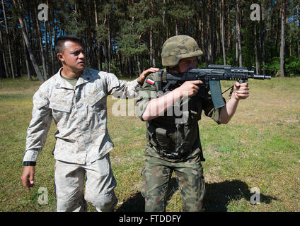 150611-N-AZ513-077 USTKA, Polen (11. Juni 2015) US Marine Sgt. Gregory Castro, zugewiesene Flotte Anti-Terrorism Security Team Europe (links) lehrt Infanterie Männer von Polens 1. mechanisierte Bataillon, bohrt wie Feuer während der Durchführung seitliche Bewegung während der Übung Baltic Operations (BALTOPS) 2015. BALTOPS ist eine jährliche multinationalen Übung zur Verbesserung der Flexibilität und Interoperabilität sowie demonstrieren Entschlossenheit unter Verbündete und Partner zwingt, um die Baltische Region zu verteidigen. (U.S. Navy Foto von Mass Communication Specialist 2. Klasse John Callahan/freigegeben) Stockfoto