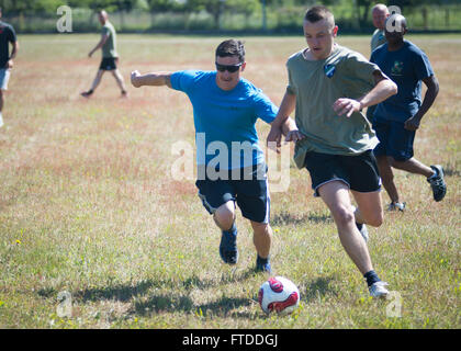 150612-N-AZ513-006 USTKA, Polen (12. Juni 2015) US Marine Sgt. Kevin Botelho, zugewiesene Flotte Anti-Terrorism Security Team Europe läuft der Ball nach unten dem Fußballplatz gegen Polens 1. mechanisierte Bataillon während der Übung Baltic Operations (BALTOPS) 2015. BALTOPS ist eine jährliche multinationalen Übung zur Verbesserung der Flexibilität und Interoperabilität sowie demonstrieren Entschlossenheit unter Verbündete und Partner zwingt, um die Baltische Region zu verteidigen. (U.S. Navy Foto von Mass Communication Specialist 2. Klasse John Callahan/freigegeben) Stockfoto