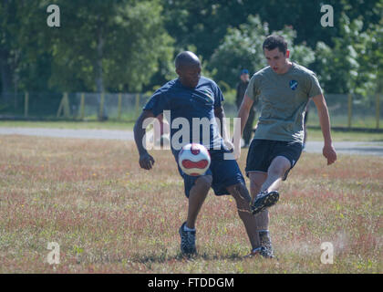 150612-N-AZ513-031 USTKA, Polen (12. Juni 2015) US Navy Hospital Corpsman 3. Klasse Kevin Alembong, zugewiesene Flotte Anti-Terrorism Security Team Europe läuft der Ball nach unten dem Fußballplatz gegen Polens 1. mechanisierte Bataillon während der Übung Baltic Operations (BALTOPS) 2015. BALTOPS ist eine jährliche multinationalen Übung zur Verbesserung der Flexibilität und Interoperabilität sowie demonstrieren Entschlossenheit unter Verbündete und Partner zwingt, um die Baltische Region zu verteidigen. (U.S. Navy Foto von Mass Communication Specialist 2. Klasse John Callahan/freigegeben) Stockfoto