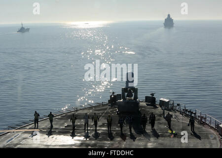 Segler Fuß das Flugdeck der britischen Royal navy amphibischer Angriff Schiff HMS Ocean (L 12) Schutt während eines Foto-Trainings präsentiert die amphibischen Vermögen für BALTOPS 2015, 12. Juni, in der Ostsee wird gesucht. BALTOPS ist eine jährlich wiederkehrende multinationalen Übung entwickelt, um Flexibilität und Interoperabilität zu verbessern, sowie der Alliierten beheben und Partner zwingt, um die Baltische Region zu verteidigen. (U.S. Marine Corps Foto von 1st Lt. Sarah E. Burns) Stockfoto