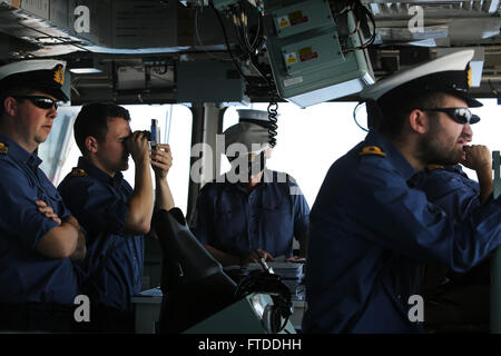 Matrosen an Bord der britischen Royal navy amphibischen Angriff Schiff HMS Ocean (L 12) wachen auf der Brücke während eines Foto-Trainings präsentiert die amphibischen Vermögen für BALTOPS 2015, 12. Juni, in der Ostsee. BALTOPS ist eine jährlich wiederkehrende multinationalen Übung entwickelt, um Flexibilität und Interoperabilität zu verbessern, sowie der Alliierten beheben und Partner zwingt, um die Baltische Region zu verteidigen. (U.S. Marine Corps Foto von 1st Lt. Sarah E. Burns) Stockfoto