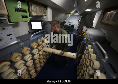 U.S. Navy Chief Petty Officer Jason Heupel, Patrol Squadron acht EloKa-Betreiber verwirft einen leere Sonobuoy-Container während einer Mission BALTOPS 2015 über die Ostsee Juni 13, 2015.Sailors an Bord des Flugzeugs verwenden Sonarbojen, Anti-Submarine Kriegsführung und akustische Unterwasserforschung durchzuführen. Siebzehn NATO und Partner Nationen beteiligen sich an der 43. Iteration der multinationalen maritimen Übung BALTOPS 2015 in Polen, Schweden, Deutschland und in der Ostsee. (US Air Force Foto von Staff Sgt. Christopher Ruano/freigegeben) Stockfoto