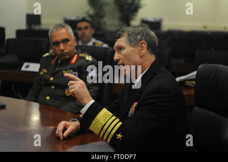 131015-N-AW206-030: Neapel, Italien (15. Oktober 2013) - Admiral Bruce Clingan, Commander, US Naval Forces Europe-Africa, Recht, spricht mit Chef des griechischen Streitkräfte Generalstabs, General Mikhail Kostarakos, während seines Besuchs in Naval Support Aktivität Neapel Capodichino. (Foto: U.S. Navy Mass Communication Specialist 2. Klasse Jacob D. Moore/freigegeben) Stockfoto