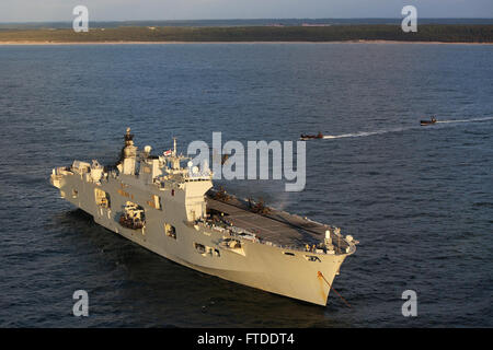 150616-M-OM669-012 USTKA, Polen (16. Juni 2015) Landing Craft Vehicle Personal zurück zu der britischen Royal Navy HMS Ocean als ein Chinook fährt das Schiff. Die HMS Ocean ist aus der polnischen Küste während BALTOPS 2015 zur Vorbereitung einer amphibischen Landung in Ustka, Juni 16 Segeln. BALTOPS ist eine jährlich wiederkehrende multinationalen Übung entwickelt, um Flexibilität und Interoperabilität zu verbessern, sowie der Alliierten beheben und Partner zwingt, um die Baltische Region zu verteidigen. (U.S. Marine Corps Foto von 1st Lt. Sarah E. Burns) Stockfoto