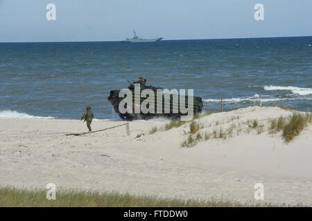 150617-N-HX127-250 Ustka, Polen (17. Juni 2015)--führt eine Marine aus Schweden ein US Marine Corps amphibische Fahrzeug während der kulminierende Fall von Baltic Operations (BALTOPS) 2015. BALTOPS ist eine jährliche multinationalen Übung zur Verbesserung der Flexibilität und Interoperabilität sowie demonstrieren Entschlossenheit unter Verbündete und Partner zwingt, um die Baltische Region zu verteidigen. (Foto: U.S. Navy Mass Communications Specialist 3. Klasse Timothy M. Ahearn/freigegeben) Stockfoto