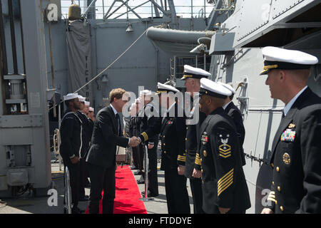 150620-N-ZE250-295 KIEL, Deutschland (20. Juni 2015) Dr. Ulf Kämpfer, Mayer von Kiel, grüßt CMdR Darren Dugan, Kommandierender Offizier der USS Jason Dunham (DDG-109) 20. Juni 2015. Jason Dunham, ein Zerstörer der Arleigh Burke-Klasse geführte Flugkörper in Norfolk, Gridley führt Marinebetriebe in den USA 6. Flotte Bereich der Maßnahmen zur Erhöhung der Sicherheit der Vereinigten Staaten in Europa interessiert. (Foto: U.S. Navy Mass Communication Specialist 3. Klasse Weston Jones/freigegeben) Stockfoto