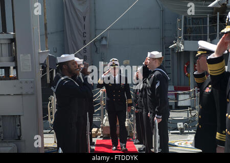 150620-N-ZE250-354 KIEL, Deutschland (20. Juni 2015) Vice Admiral Andreas Krause, deutsche Chief of Naval Operations, wird an Bord der USS Jason Dunham (DDG-109) 20. Juni 2015 geleitet. Jason Dunham, ein Zerstörer der Arleigh Burke-Klasse geführte Flugkörper in Norfolk, Gridley führt Marinebetriebe in den USA 6. Flotte Bereich der Maßnahmen zur Erhöhung der Sicherheit der Vereinigten Staaten in Europa interessiert. (Foto: U.S. Navy Mass Communication Specialist 3. Klasse Weston Jones/freigegeben) Stockfoto