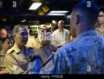 150623-N-VR583-137 Mittelmeer (23. Juni 2015) Oberst Scott Benedict, befehlshabender Offizier, 24. Marine Expeditionary Unit (MEU), spricht für die türkische Marine Rear Admiral Sinan Azmi Tosun, türkische amphibische Gruppe Kommandant im Landing Force Operations Center auf amphibischer Angriff Schiff USS Iwo Jima (LHD-7) 23. Juni 2015. Iwo Jima ist das Aushängeschild für die Iwo Jima amphibisches bereit Group/24th Marine Expeditionary Unit und führt Marinebetriebe in den US 6. Flotte Einsatzgebiet zur Unterstützung US Staatssicherheit Interessen in Europa. (U.S. Navy Photo von Massenkommunikation Stockfoto