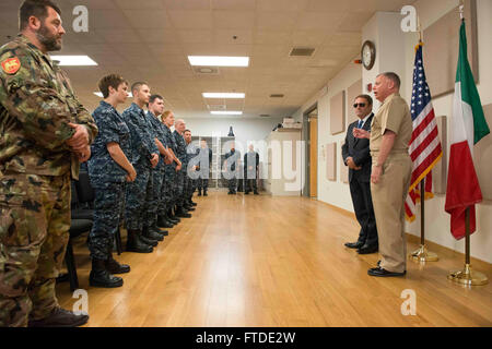 150623-N-OX801-018 NAVAL SUPPORT Aktivität CAPODICHINO Neapel (23. Juni 2015) Chef des Stabes, US Naval Forces Europe-Africa, Rear Admiral John Nowell, rechts, und stellvertretender Bürgermeister von Pozzouli Assessore Trincone geben Hinweise für die Naval Forces Europa Band am Naval Support Aktivität Neapel, Italien, 23. Juni 2015. Trincone besucht Naval Support Aktivität Neapel um die US Naval Forces Europa Band für ihre Leistungen während der Festa Della Legalita persönlich zu danken. (Foto: U.S. Navy Mass Communication Specialist 2. Klasse Daniel P. Schumacher/freigegeben) Stockfoto