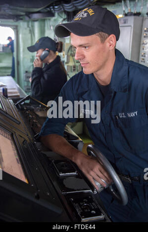 150624-N-QM905-039 Mittelmeer (24. Juni 2015) Seemann Tim Koester, aus St. Louis, mans das Ruder auf der Brücke der amphibischen Angriff Schiff USS Iwo Jima (LHD-7). USS Iwo Jima ist das Aushängeschild für die Iwo Jima amphibisches bereit Group/24th Marine Expeditionary Unit und führt Marinebetriebe in den US 6. Flotte Einsatzgebiet zur Unterstützung US Staatssicherheit Interessen in Europa. (Mass Communication Specialist 3. Klasse Shelby M. Tucker / veröffentlicht) Stockfoto