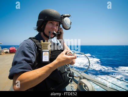 150625-N-FQ994-210 Mittelmeer (25. Juni 2015) Sonar Techniker (Oberfläche) 2. Klasse Julie Johns aus Nussbaum, Kansas, Statusmeldungen ein Handwerk Aktion Team an Bord USS Ross (DDG 71) in einem allgemeinen Quartalen training Übung 25. Juni 2015. Ross, ein Zerstörer der Arleigh-Burke-Klasse-geführte Flugkörper in Rota, Spanien, nach vorne bereitgestellt führt Marinebetriebe in den USA 6. Flotte Bereich der Maßnahmen zur Erhöhung der Sicherheit der Vereinigten Staaten in Europa interessiert. (Foto: U.S. Navy Mass Communication Specialist 3. Klasse Robert S. Price/freigegeben) Stockfoto