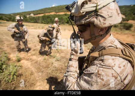 150625-M-YH418-005: VOLOS, Griechenland (25. Juni 2015) – CPL. Christopher Hicks, ein Schütze mit der 24. Marine Expeditionary Unit (MEU) kommuniziert mit Mitgliedern seiner Mannschaft während der Teilnahme an einem Kader Angriff Übung auf eine Ausbildung vor Ort in der Nähe von Volos, Griechenland, 25. Juni 2015, im Rahmen eines bilateralen Trainings mit griechischen Marines 521 Marine Battalion zugeordnet. Die 24. MEU ist auf den Schiffen der Iwo Jima amphibisches bereit Gruppe begonnen und führt Marinebetriebe in den USA 6. Flotte Bereich der Maßnahmen zur Erhöhung der Sicherheit der Vereinigten Staaten in Europa interessiert. (US Marine Co Stockfoto