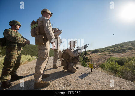 150625-M-YH418-010: VOLOS, Griechenland (25. Juni 2015) - Lance Cpl. Jacob Mclin, ein Schütze mit der 24. Marine Expeditionary Unit (MEU), Brände ein M203 Granatwerfer während eines Wettkampfes Treffsicherheit auf eine Ausbildung vor Ort in der Nähe von Volos, Griechenland, 25. Juni 2015 im Rahmen eines bilateralen Trainings Übung mit griechischen Marines 521 Marine Battalion zugeordnet. Die 24. MEU ist auf den Schiffen der Iwo Jima amphibisches bereit Gruppe begonnen und führt Marinebetriebe in den USA 6. Flotte Bereich der Maßnahmen zur Erhöhung der Sicherheit der Vereinigten Staaten in Europa interessiert. (U.S. Marine Corps Foto von CPL. Tod Stockfoto