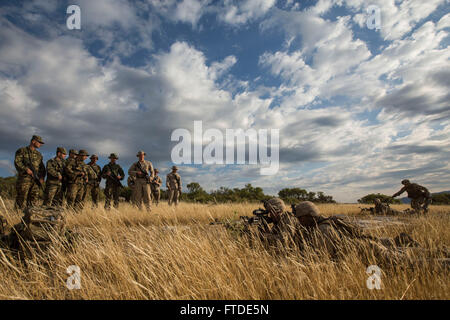 150626-M-YH418-002: VOLOS, Griechenland (26. Juni 2015) - Marines der 24th Marine Expeditionary Unit (MEU), M-240B Maschinengewehr Bohrer für griechische Marines mit 521 Marine Battalion auf eine Ausbildung vor Ort in der Nähe von Volos, Griechenland, 26. Juni 2015, im Rahmen eines bilateralen Trainings zu demonstrieren. Die 24. MEU ist auf den Schiffen der Iwo Jima amphibisches bereit Gruppe begonnen und führt Marinebetriebe in den USA 6. Flotte Bereich der Maßnahmen zur Erhöhung der Sicherheit der Vereinigten Staaten in Europa interessiert. (Foto: U.S. Marine Corps CPL. Todd F. Michalek/freigegeben) Stockfoto