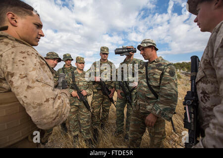 150626-M-YH418-005: VOLOS, Griechenland (26. Juni 2015) - Lance Cpl. Hunter Locklear, links, und CPL. Devon Harrison, beide Maschine "Gunners" mit der 24. Marine Expeditionary Unit (MEU) diskutieren über Waffen und Sehenswürdigkeiten mit griechischen Marines mit 521 Marine Battalion auf eine Ausbildung vor Ort in der Nähe von Volos, Griechenland, 26 Juni, 2015as Bestandteil eines bilateralen Trainings. Die 24. MEU ist auf den Schiffen der Iwo Jima amphibisches bereit Gruppe begonnen und führt Marinebetriebe in den USA 6. Flotte Bereich der Maßnahmen zur Erhöhung der Sicherheit der Vereinigten Staaten in Europa interessiert. (U.S. Marine Corps Foto von CPL. Todd Stockfoto