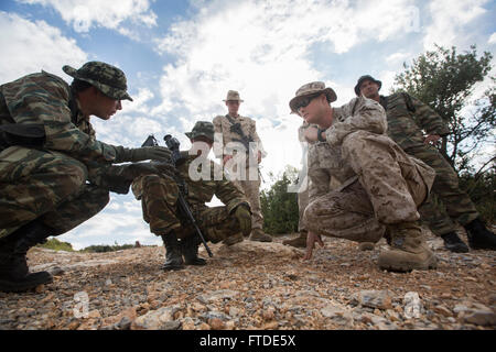 150626-M-YH418-004: VOLOS, Griechenland (26. Juni 2015) - Sergeant James Knox, eine explosive Ordnance Entsorgung Techniker mit der 24. Marine Expeditionary Unit (MEU) gibt eine Klasse auf die Ermittlung von IEDs Greek Marines mit 521 Marine Battalion auf eine Ausbildung vor Ort in der Nähe von Volos, Griechenland, 26. Juni 2015, im Rahmen eines bilateralen Trainings. Die 24. MEU ist auf den Schiffen der Iwo Jima amphibisches bereit Gruppe begonnen und führt Marinebetriebe in den USA 6. Flotte Bereich der Maßnahmen zur Erhöhung der Sicherheit der Vereinigten Staaten in Europa interessiert. (U.S. Marine Corps Foto von CPL. Todd F. Michale Stockfoto