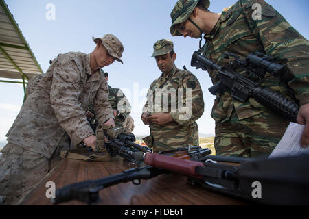 150626-M-YH418-011: VOLOS, Griechenland (26. Juni 2015) - Lance Cpl. Alexander Maxwell, ein Schütze mit der 24. Marine Expeditionary Unit (MEU) führt eine Demontage des M-27 automatische Infanteriegewehr für griechische Marines mit 521 Marine Battalion auf eine Ausbildung vor Ort in der Nähe von Volos, Griechenland, 26. Juni 2015 im Rahmen einer bilateralen Ausbildung ausüben. Die 24. MEU ist auf den Schiffen der Iwo Jima amphibisches bereit Gruppe begonnen und führt Marinebetriebe in den USA 6. Flotte Bereich der Maßnahmen zur Erhöhung der Sicherheit der Vereinigten Staaten in Europa interessiert. (U.S. Marine Corps Foto von CPL. Todd F. Mic Stockfoto