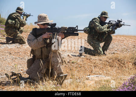 150626-M-YH418-013: VOLOS, Griechenland (26. Juni 2015) - Lance Cpl. Jacob Mclin, vorne, ein Schütze mit 24. Marine Expeditionary Unit (MEU), bietet Sicherheit für Griechisch Marines zugewiesen 521 Marine Bataillon während eines Trainings auf eine Ausbildung vor Ort in der Nähe von Volos, Griechenland, 26. Juni 2015 im Rahmen eines bilateralen Trainings patrouillieren. Die 24. MEU ist auf den Schiffen der Iwo Jima amphibisches bereit Gruppe begonnen und führt Marinebetriebe in den USA 6. Flotte Bereich der Maßnahmen zur Erhöhung der Sicherheit der Vereinigten Staaten in Europa interessiert. (U.S. Marine Corps Foto von CPL. Todd F. Michalek/Rel Stockfoto