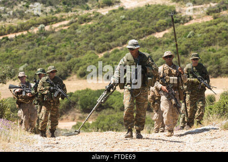 150626-M-YH418-016: VOLOS, Griechenland (26. Juni 2015) - A Griechisch Marine führt eine Patrouille der griechischen Marines mit 521 Marine Battalion und US-Marines mit dem 24. Marine Expeditionary Unit (MEU), während ein Zähler IED im eine Ausbildung vor Ort in der Nähe von Volos, Griechenland, 26. Juni 2015 im Rahmen einer bilateralen Übung trainieren.  Die 24. MEU ist auf den Schiffen der Iwo Jima amphibisches bereit Gruppe begonnen und führt Marinebetriebe in den USA 6. Flotte Bereich der Maßnahmen zur Erhöhung der Sicherheit der Vereinigten Staaten in Europa interessiert. (Foto: U.S. Marine Corps CPL. Todd F. Michalek/freigegeben) Stockfoto