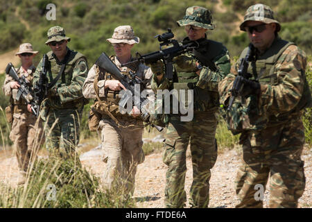 150626-M-YH418-015: VOLOS, Griechenland (26. Juni 2015) - Marines mit 24. Marine Expeditionary Unit (MEU) und griechischen Marines, 521 Marine Bataillon, zugewiesen führen eine patrouillierenden Übung auf eine Ausbildung vor Ort in der Nähe von Volos, Griechenland, 26. Juni 2015 im Rahmen eines bilateralen Trainings. Die 24. MEU ist auf den Schiffen der Iwo Jima amphibisches bereit Gruppe begonnen und führt Marinebetriebe in den USA 6. Flotte Bereich der Maßnahmen zur Erhöhung der Sicherheit der Vereinigten Staaten in Europa interessiert. (Foto: U.S. Marine Corps CPL. Todd F. Michalek/freigegeben) Stockfoto