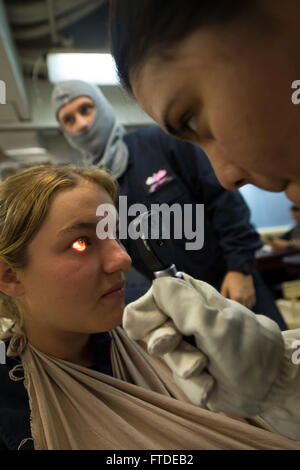 150630-N-FQ994-099 Mittelmeer (30. Juni 2015) Operations Specialist 3. Klasse Damaris Rodas von Syracuse, New York, rechts, verwendet ein Perrla zum Verwalten eines optischen Tests, Seaman Josephine Ellwood, Whiteford, Maryland an Bord USS Ross (DDG 71) in einem allgemeinen Quartalen Bohren 30. Juni 2015. Ross, ein Zerstörer der Arleigh-Burke-Klasse-geführte Flugkörper in Rota, Spanien, nach vorne bereitgestellt führt Marinebetriebe in den USA 6. Flotte Bereich der Maßnahmen zur Erhöhung der Sicherheit der Vereinigten Staaten in Europa interessiert. (Foto: U.S. Navy Mass Communication Specialist 3. Klasse Robert S. Preis/Rele Stockfoto