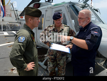 Zugewiesen, die rot Hunde der Marine Licht Angriff Hubschrauber Geschwader (HMLA) 773, Royal Niederlande Marinekorps Sgt. Major Arthur F. Van Hofwegen, TEMA, Ghana (26. September 2013) - US Marine Corps Staff Sgt Scott D. Schamber, links, Mitte, und königlichen niederländischen Marine Sgt. Major Ben Lemsma diskutieren Flugzeuge festmachen Punkte in Hafengebühr Aufgaben an Bord der Royal Netherlands Landeplattform dock HNLMS Rotterdam (L800). Rotterdam und eingeschifften International Marine Task Force sind in Ghana, Afrika Partnerschaft Station, eine internationale Zusammenarbeit Sicherheitsinitiative erleichtert durch Befehl zu unterstützen Stockfoto