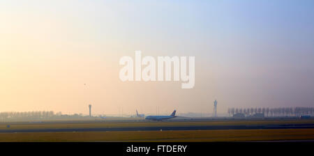 Flugzeug vom Flughafen Schiphol. Stockfoto