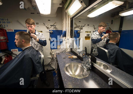 150715-N-FQ994-194 Mittelmeer (15. Juli 2015) Chief Fire Controlman Michael Faehse, von Tampa, Florida, sitzend, erhält einen neuen Haarschnitt von Schiffs-Servicemann 3. Klasse Greg Lush, aus Memphis, Tennessee, an Bord der USS Ross (DDG 71) 15. Juli 2015. Ross, ein Zerstörer der Arleigh-Burke-Klasse-geführte Flugkörper in Rota, Spanien, nach vorne bereitgestellt führt Marinebetriebe in den USA 6. Flotte Bereich der Maßnahmen zur Erhöhung der Sicherheit der Vereinigten Staaten in Europa interessiert. (Foto: U.S. Navy Mass Communication Specialist 3. Klasse Robert S. Price/freigegeben) Stockfoto