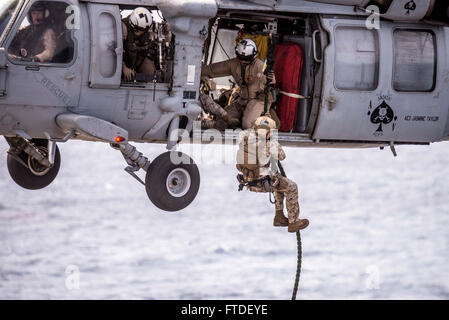 150718-N-XN518-144 indischen Ozean (18. Juli 2015) Marines aus dem 15. Marine Expeditionary Unit führen schnell Seil Übungen auf dem Flugdeck der Wasp-Klasse amphibischen Angriff Schiff USS Essex (LHD-2). Essex, in San Diego, Kalifornien, Gridley führt Marinebetriebe in den USA 6. Flotte Bereich der Maßnahmen zur Erhöhung der Sicherheit der Vereinigten Staaten in Europa und Afrika interessiert. (Foto: U.S. Navy Mass Communication Specialist 3. Klasse Irwin D. Sampaga/freigegeben) Stockfoto