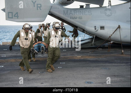 150720-N-MD297-004 indischen Ozean (20. Juli 2015) Marines, aus der 15. Marine Expeditionary Unit transport ein simuliertes Patienten während einer mass Casualty Drill auf dem Flugdeck der Wasp-Klasse amphibischer Angriff Schiff USS Essex (LHD-2). Essex, in San Diego, Gridley führt Marinebetriebe in den USA 6. Flotte Bereich der Maßnahmen zur Erhöhung der Sicherheit der Vereinigten Staaten in Europa und Afrika interessiert. (Foto: U.S. Navy Mass Communication Specialist 2. Klasse Huey D. jüngere Jr./freigegeben) Stockfoto