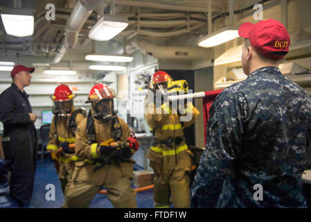 150718-N-XN521-050 indischen Ozean (21. Juli 2015) Segler Brandbekämpfung eine simulierte während Schadensbegrenzung Bohrer auf der Wasp-Klasse amphibischer Angriff Schiff USS Essex (LHD-2). Essex, in San Diego, Gridley führt Marinebetriebe in den USA 6. Flotte Bereich der Maßnahmen zur Erhöhung der Sicherheit der Vereinigten Staaten in Europa und Afrika interessiert. (Foto: U.S. Navy Mass Communication Specialist 3. Klasse Irwin D. Sampaga/freigegeben) Stockfoto