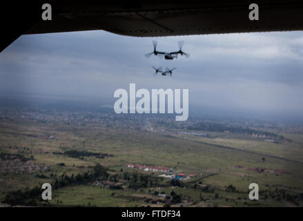 150723-M-JT438-039 NAIROBI, Kenia (23. Juli 2015) MV-22 b Fischadler mit der "Greyhawks" der Marine Medium Tiltrotor Squadron 161 (Stahlbeton), 15. Marine Expeditionary Unit (MEU), fliegen Sie über Kenia nach der Abfahrt Jomo Kenyatta International Airport. Die Marines sind in Kenia, Präsident Barrack Obama Besuch zu unterstützen. Elemente des 15. MEU, Sitz in Camp Pendleton, Kalifornien, und begann an Bord der Essex führen Marinebetriebe in der 6. Flotte Bereichen der Operation zur Unterstützung des nationalen Sicherheitsinteressen der USA in Europa und Afrika. (U.S. Marine Corps Foto von CPL Elize McKelvey/NO Stockfoto