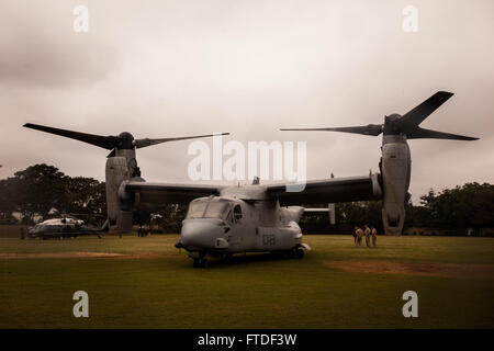 150725-M-JT438-091 NAIROBI, Kenia (25. Juli 2015) inszeniert ein MV-22 Osprey mit der "Greyhawks" der Marine Medium Tiltrotor Squadron 161 (Stahlbeton), 15. Marine Expeditionary Unit (MEU), in der Nähe eines Flugzeugs von Marine Helicopter Squadron One (HMX-1) nach dem Transport Personal während Präsident Obama Besuch in Nairobi 25. Juli 2015 zu helfen. Elemente des 15. MEU, Sitz in Camp Pendleton, Kalifornien, und begann an Bord der Essex führen Marinebetriebe in der 6. Flotte Bereichen der Operation zur Unterstützung des nationalen Sicherheitsinteressen der USA in Europa und Afrika. (U.S. Marine Corps Foto b Stockfoto