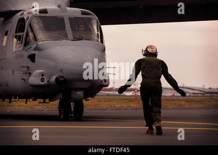 150725-M-JT438-133 NAIROBI, Kenia (25. Juli 2015) US-Marines mit dem "Greyhawks" der Marine Medium Tiltrotor Squadron 161 (Stahlbeton), 15. Marine Expeditionary Unit (MEU), zurück Jomo Kenyatta International Airport nach Unterstützung Marine Helicopter Squadron One (HMX-1) bei Präsident Obama Besuch in Nairobi 25. Juli 2015. Elemente des 15. MEU, Sitz in Camp Pendleton, Kalifornien, und begann an Bord der Essex führen Marinebetriebe in der 6. Flotte Bereichen der Operation zur Unterstützung des nationalen Sicherheitsinteressen der USA in Europa und Afrika. (U.S. Marine Corps Foto von Cp Stockfoto