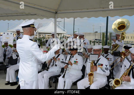 Neapel, Italien (29. Juli 2015) The US Naval Forces Europa Band spielt zu Beginn einer Änderung des Befehls am US Naval Support Aktivität Neapel Capodichino 29. Juli 2015. Während der Zeremonie wurde Rear Admiral Robert Burke von Rear Admiral Daryl Caudle als Kommandant, u-Boot-Gruppe acht entlastet. (Foto: U.S. Navy Mass Communication Specialist 2. Klasse Corey Hensley) Stockfoto