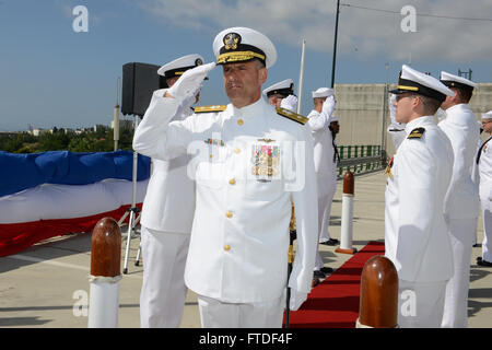 Neapel, Italien (29. Juli 2015) Kommandant, u-Boot-Gruppe 8, Rear Admiral Robert Burke kommt zu Beginn der u-Boot-Gruppe acht Änderung des Befehls am US Naval Support Aktivität Neapel Capodichino 29. Juli 2015. Während der Zeremonie war Burke von Rear Admiral Daryl Caudle als Kommandant, u-Boot-Gruppe acht erleichtert. (Foto: U.S. Navy Mass Communication Specialist 2. Klasse Corey Hensley) Stockfoto